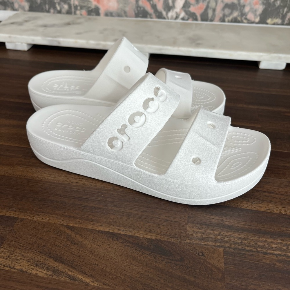 NWOT CROCS white sandals women’s size 6